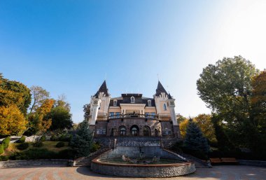 KIEV, UKRAINE-SEPTEMBER 4.2017: Ukrayna 'nın Kiev kentindeki güzel peri masalı kalesinin panoramik manzarası. Muhteşem bir saray. Şato şeklinde çocuk kukla tiyatrosu. Kale bahçesi manzarası