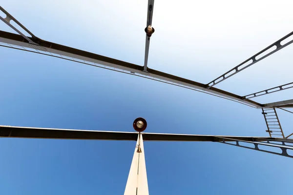 Kiev 'deki Dnepr Nehri üzerindeki metal köprü. Mavi gökyüzüne karşı geometrik metal yapısı olan köprü detayları. Demir köprünün inşaatının bir parçası. Şehir görünümünde Geometri çizgileri.