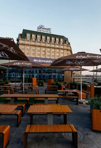 Kiev, Ukrayna - 04 Temmuz 2016: McDonald 'ın restoranı ve Ukrayna' nın Kiev kentindeki Poshtova Meydanı 'ndaki Fairmont Grand Hotel' in cephesi ve avlusu. Mavi gökyüzü olan McDonalds Restoranı.