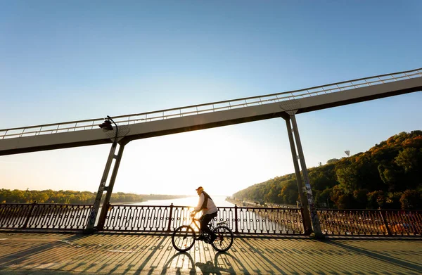 Kiev Ukraine May 2017 Side View Man Riding Bicycle Bridge — Stock Photo, Image