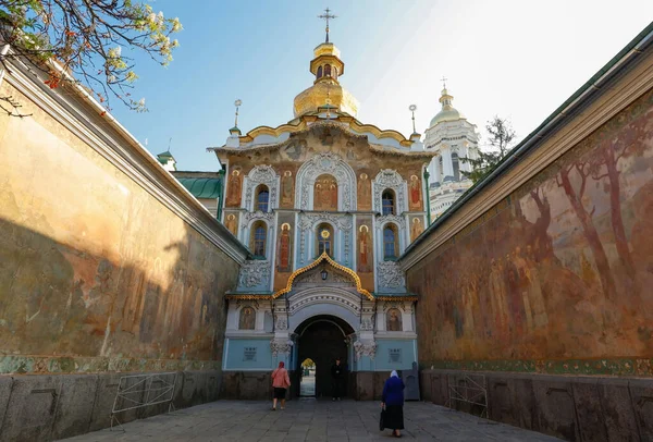 KIEV, UKRAINE-MAY 1, 2016: Kiev, Ukrayna 'daki cemaatle birlikte Pechersk Lavra' nın giriş kapısı. Kiev-Pechersk Lavra 'ya giriş kapısı. Kiliseye giriş. Eski simge boyalı cepheye bak.