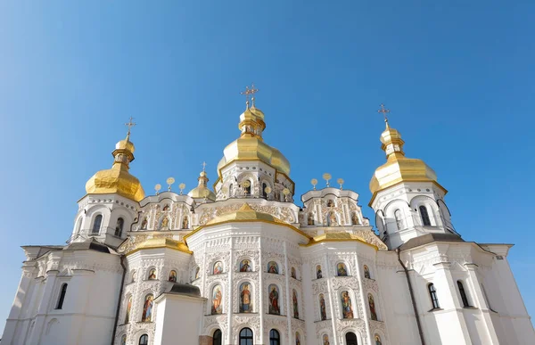 Ukrayna 'nın Kiev kentindeki Kiev Pechersk Lavra veya Kyiv Pechersk Lavra.Uspensky Katedrali tarihi Ortodoks Hıristiyan manastırı manzarası. Din Ortodoks Kilisesi, Bahar Günü.