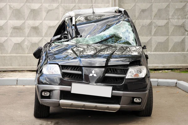 KIEV, UKRAINE - 1 Temmuz 2016: Mitsubishi 'nin kaza yapan aracı tamir edilmesi bekleniyor. Araba kazası geçmişi, araba sigortası kullanımı için. Sigorta konsepti. Sigorta şirketini talep et..