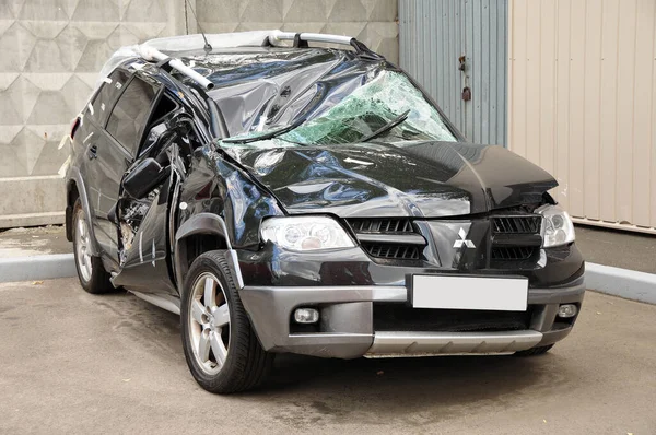 KIEV, UKRAINE - 1 Temmuz 2016: Mitsubishi 'nin kaza yapan aracı tamir edilmesi bekleniyor. Araba kazası geçmişi, araba sigortası kullanımı için. Sigorta konsepti. Sigorta şirketini talep et..
