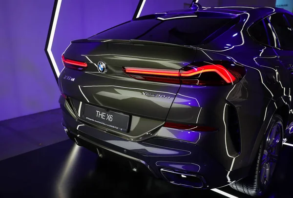 KIEV, UKRAINE, 1 Şubat 2020: Yeni BMW X6 Üçüncü nesil G06, 2020 model yıl KIEV, UKRAINE otomobil fuarında sergilenmektedir. Yeni BMW 'nin sunumu. Orta büyüklükte lüks bir arazi aracı..