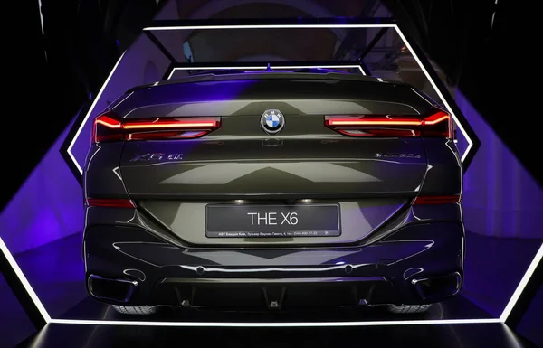 KIEV, UKRAINE, 1 Şubat 2020: Yeni BMW X6 Üçüncü nesil G06, 2020 model yıl KIEV, UKRAINE otomobil fuarında sergilenmektedir. Yeni BMW 'nin sunumu. Orta büyüklükte lüks bir arazi aracı..