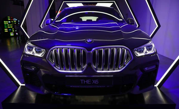 KIEV, UKRAINE, 1 Şubat 2020: Yeni BMW X6 Üçüncü nesil G06, 2020 model yıl KIEV, UKRAINE otomobil fuarında sergilenmektedir. Yeni BMW 'nin sunumu. Orta büyüklükte lüks bir arazi aracı..