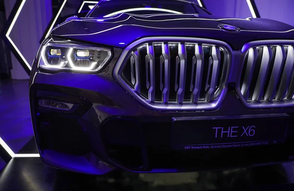 KIEV, UKRAINE, 1 Şubat 2020: Yeni BMW X6 Üçüncü nesil G06, 2020 model yıl KIEV, UKRAINE otomobil fuarında sergilenmektedir. Yeni BMW 'nin sunumu. Orta büyüklükte lüks bir arazi aracı..