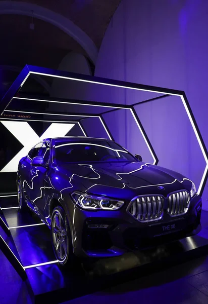 KIEV, UKRAINE, 1 Şubat 2020: Yeni BMW X6 Üçüncü nesil G06, 2020 model yıl KIEV, UKRAINE otomobil fuarında sergilenmektedir. Yeni BMW 'nin sunumu. Orta büyüklükte lüks bir arazi aracı..