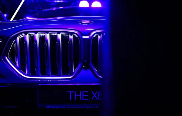 KIEV, UKRAINE, 1 Şubat 2020: Yeni BMW X6 Üçüncü nesil G06, 2020 model yıl KIEV, UKRAINE otomobil fuarında sergilenmektedir. Yeni BMW 'nin sunumu. Orta büyüklükte lüks bir arazi aracı..