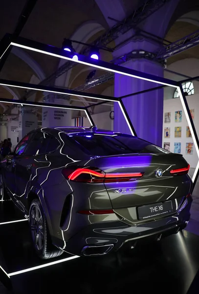KIEV, UKRAINE, 1 Şubat 2020: Yeni BMW X6 Üçüncü nesil G06, 2020 model yıl KIEV, UKRAINE otomobil fuarında sergilenmektedir. Yeni BMW 'nin sunumu. Orta büyüklükte lüks bir arazi aracı..