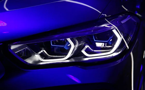 KIEV, UKRAINE, 1 Şubat 2020: Yeni BMW X6 Üçüncü nesil G06, 2020 model yıl KIEV, UKRAINE otomobil fuarında sergilenmektedir. Yeni BMW 'nin sunumu. Orta büyüklükte lüks bir arazi aracı..