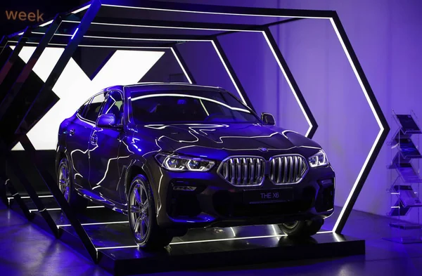 KIEV, UKRAINE, 1 Şubat 2020: Yeni BMW X6 Üçüncü nesil G06, 2020 model yıl KIEV, UKRAINE otomobil fuarında sergilenmektedir. Yeni BMW 'nin sunumu. Orta büyüklükte lüks bir arazi aracı..