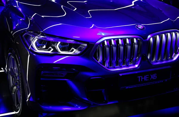 KIEV, UKRAINE, 1 Şubat 2020: Yeni BMW X6 Üçüncü nesil G06, 2020 model yıl KIEV, UKRAINE otomobil fuarında sergilenmektedir. Yeni BMW 'nin sunumu. Orta büyüklükte lüks bir arazi aracı..