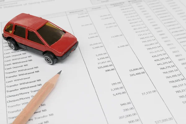 自動車のコンセプトについての金融の毎月の予算を計画する男 — ストック写真