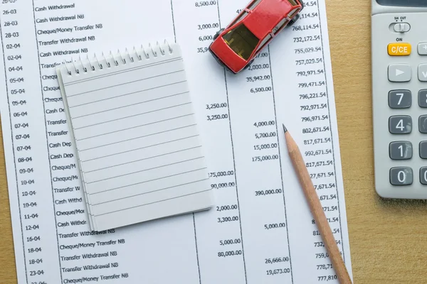 Homme planification budget mensuel, Finances sur le concept de voiture — Photo