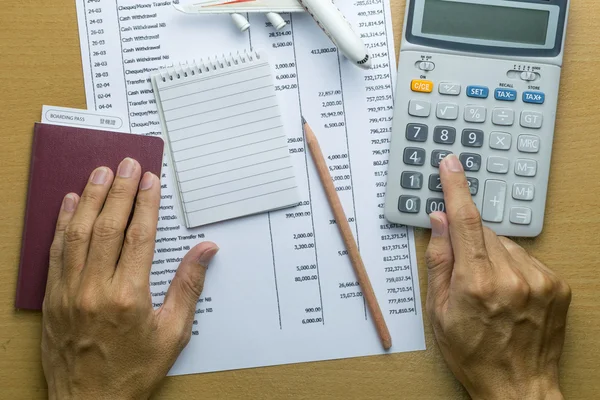 Muž zamýšlí měsíční rozpočet, Finance podrobnosti o cestování — Stock fotografie