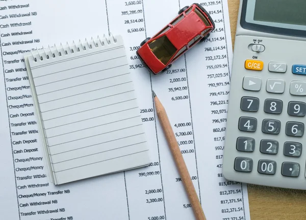 Homem planejamento orçamento mensal, Finanças sobre o conceito de carro — Fotografia de Stock