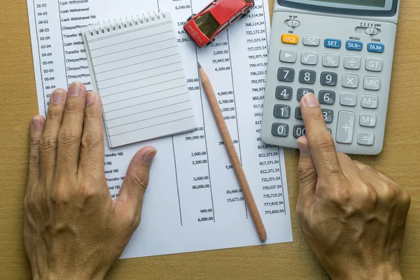 Planificación del hombre presupuesto mensual, Finanzas sobre concepto de coche — Foto de Stock