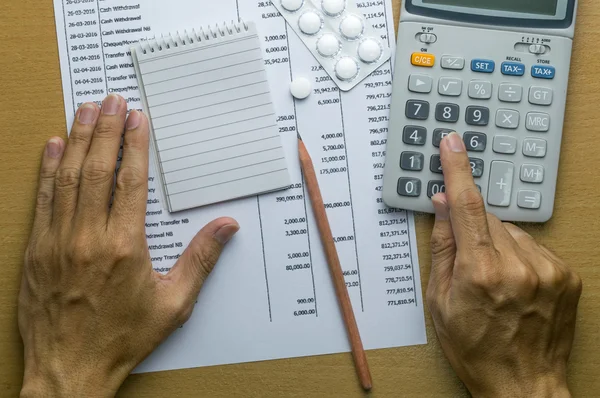 Homem planejando orçamento mensal, Finanças sobre conceito de saúde — Fotografia de Stock