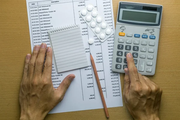 Homem planejando orçamento mensal, Finanças sobre conceito de saúde — Fotografia de Stock