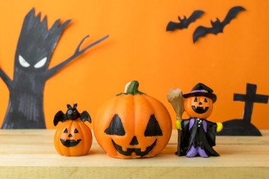 Ahşap masada Cadılar Bayramı balkabakları