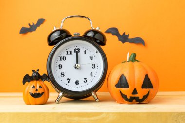 Ahşap masada Cadılar Bayramı balkabakları