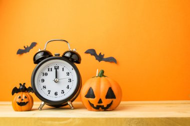 Ahşap masada Cadılar Bayramı balkabakları