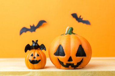 Ahşap masada Cadılar Bayramı balkabakları