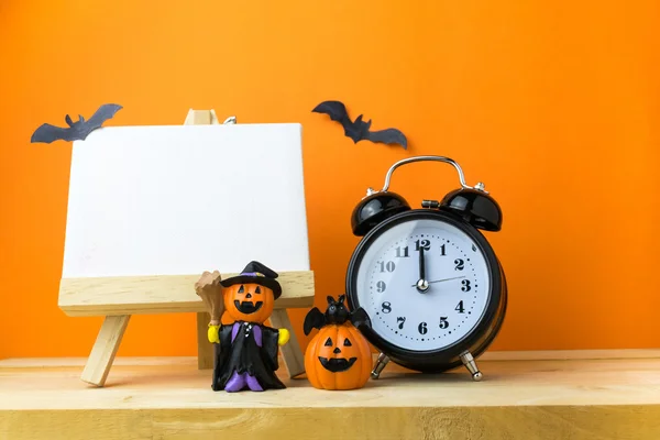 Halloween pompoenen op houten tafel — Stockfoto