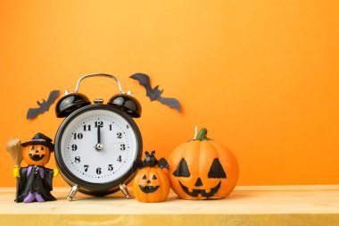 Ahşap masada Cadılar Bayramı balkabakları