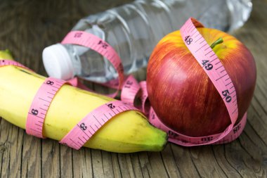 Concept, mezura, meyve ve su şişesi üzerinde yeme sağlıklı 