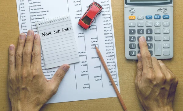 Man Planning Novas despesas de empréstimo de carro — Fotografia de Stock