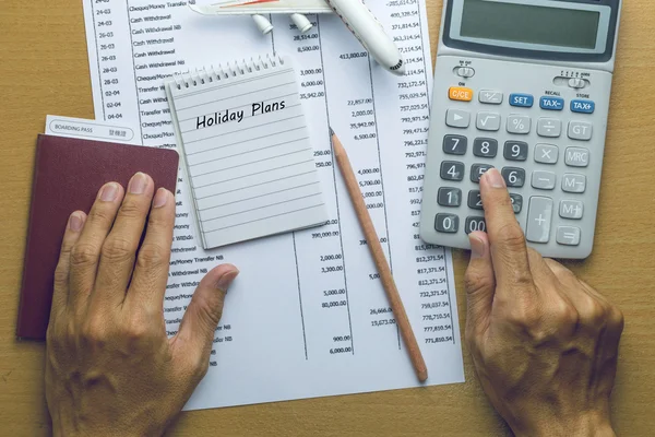 Planes de vacaciones de planificación del hombre — Foto de Stock