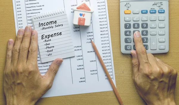 Hombre Planificación de ingresos mensuales y gastos de cuenta — Foto de Stock
