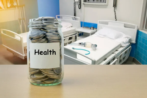 Cam şişe sağlık giderleri için kaydetme para — Stok fotoğraf