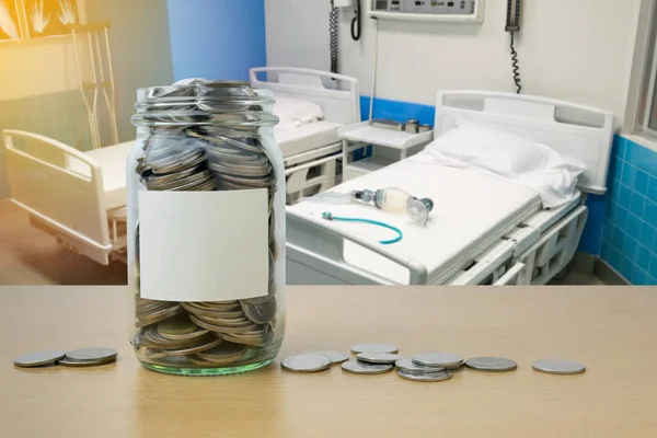 Χρήματα αποταμίευσης για δαπάνες υγείας στη γυάλινη φιάλη — Φωτογραφία Αρχείου
