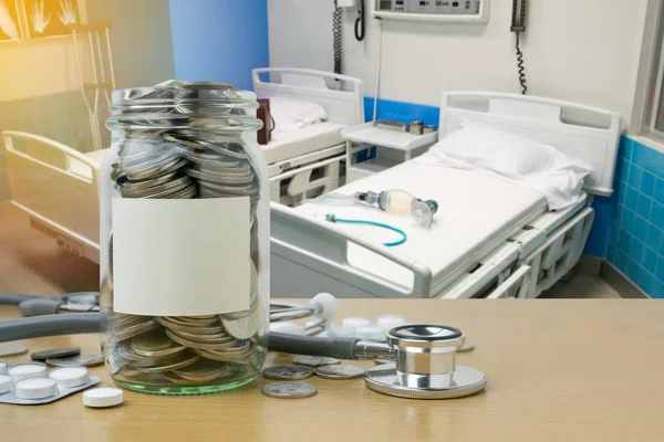 Ahorro de dinero para gastos de salud en la botella de vidrio — Foto de Stock