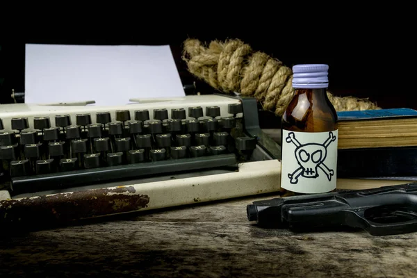 Máquina de escribir con papel, veneno y pistola. Concepto escritor Ro —  Fotos de Stock