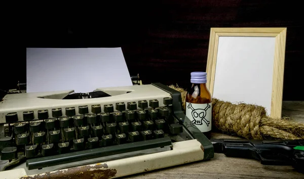 Typewriter with paper page and poison and gun. Concept writer Ro — Stock Photo, Image