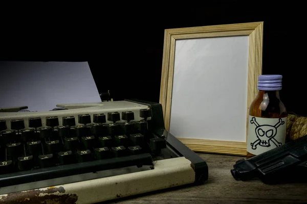 Máquina de escribir con papel, veneno y pistola. Concepto escritor Ro —  Fotos de Stock