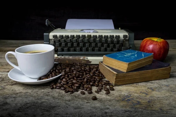 Máquina de escribir y café sobre fondo de madera —  Fotos de Stock