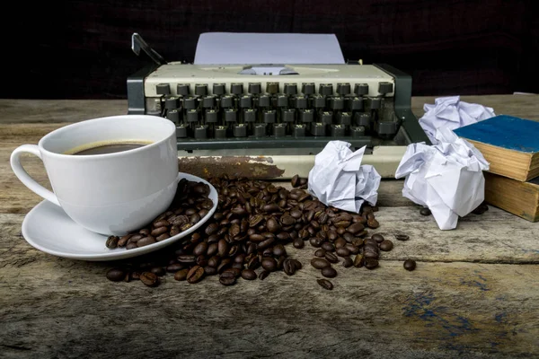 Schrijfmachine en koffie op houten achtergrond — Stockfoto