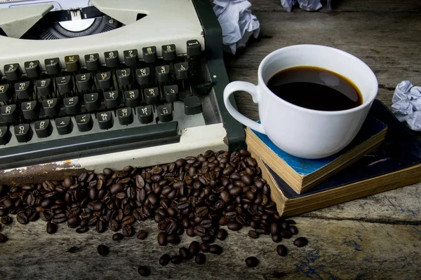 Máquina de escribir y café sobre fondo de madera —  Fotos de Stock