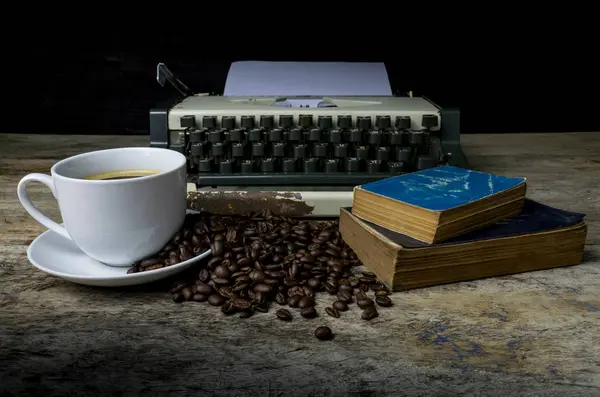 Máquina de escribir y café sobre fondo de madera —  Fotos de Stock