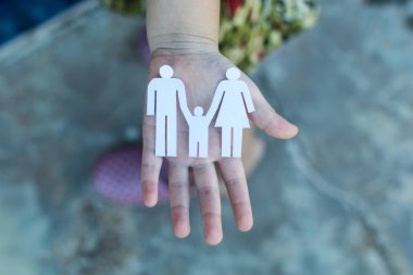 Kalp ve aile, kavramı küçük model holding çocuk eller