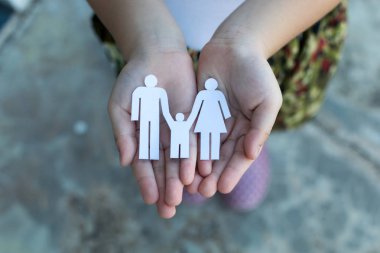 Kalp ve aile, kavramı küçük model holding çocuk eller