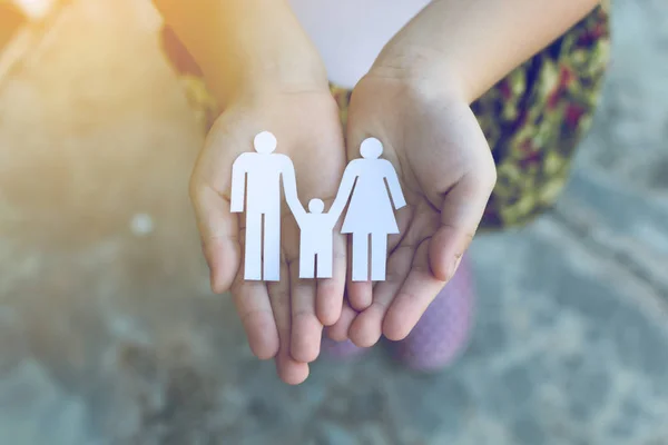 Kalp ve aile, kavramı küçük model holding çocuk eller