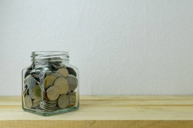 Para para kavramı için cam şişede tasarrufu