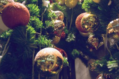 dekore edilmiş bir Noel ağaca tutunan önemsiz şey. Bulanıklık ve Retro 